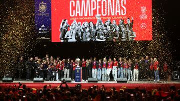 MADRID, 29/02/2024.- Jugadoras y cuerpo técnico de la selección española celebran el triunfo en la Liga de Naciones Femenina durante un acto celebrado este jueves en el Palacio Vistalegre en Madrid. EFE/Kiko Huesca
