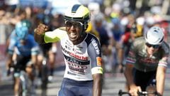 Biniam Girmay celebra su primera victoria en el Giro de Italia.