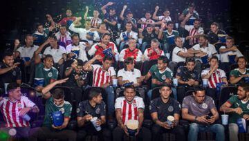 Las Chivas de Matías Almeyda se tomaron, con miras al Clausura 2018, una de las instantáneas más recordadas en el futbol mexicano. Los integrantes del Rebaño Sagrado se retrataron echando relajo en el cine con todo y palomitas de por medio.