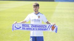 Llu&iacute;s L&oacute;pez posa con una bufanda del Real Zaragoza en su presentaci&oacute;n en La Romareda.