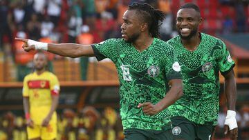 Lookman, delantero de Nigeria, celebra su gol a Angola.