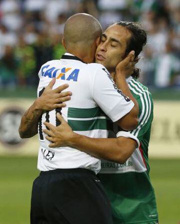 Jorge Valdivia jugó un tiempo en Palmeiras que perdió 2-0 ante Coritiba en Brasil.
