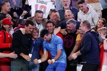 Novak Djokovic celebra su victoria ante Stefanos Tsitsipas yendo a festejarlo al palco con su familia y staff técnico.