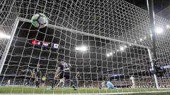 El bal&oacute;n entra en la porter&iacute;a en el gol anotado por Toni Kroos ante el Celta (6-0).