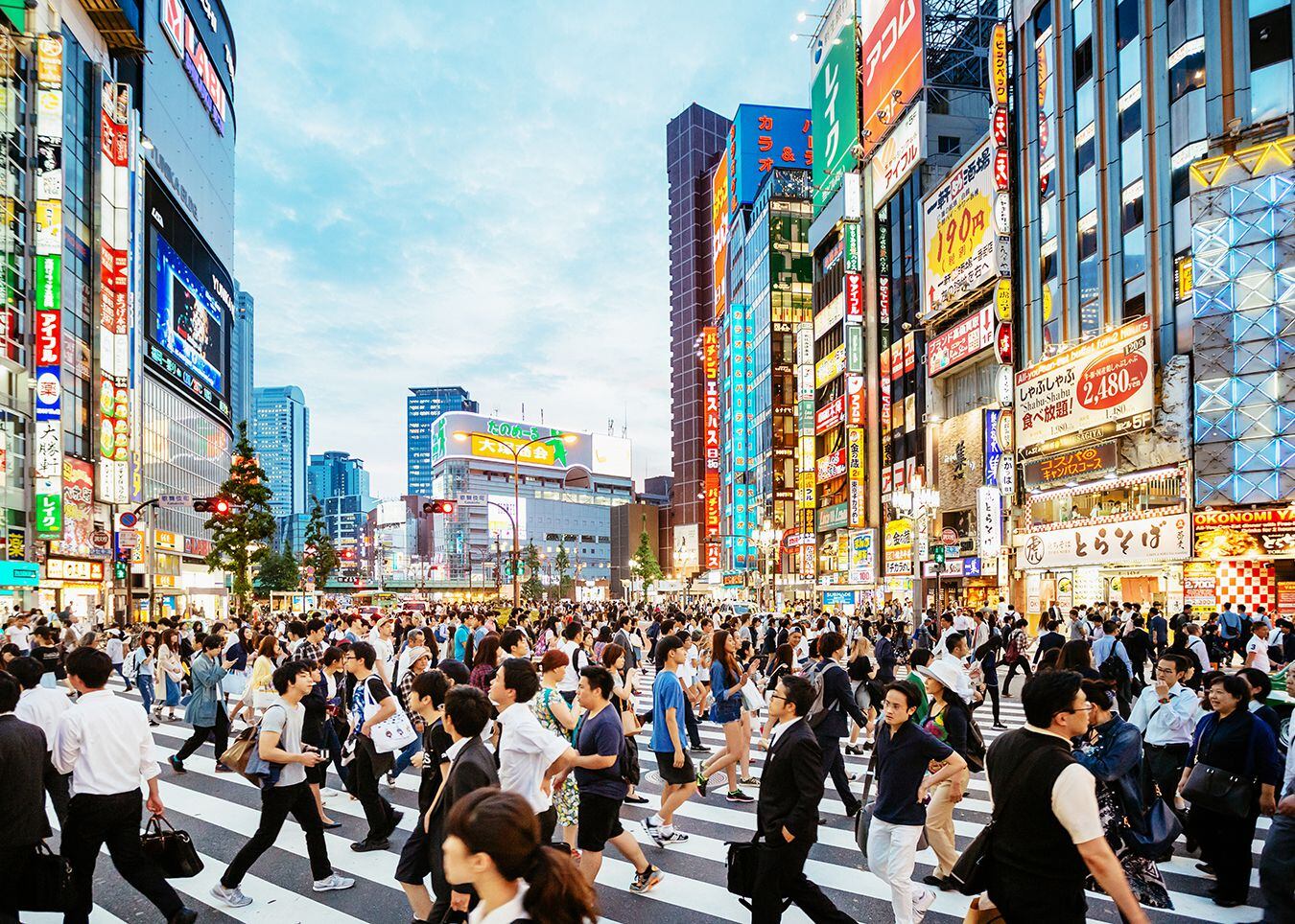 La Estación de Shinjuku es una de las principales estaciones de ferrocarril de la ciudad japonesa de Tokio, situada en el distrito de Shinjuku. Según el Libro Guiness es la estación más concurrida del mundo.