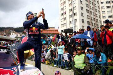 El piloto francés Cyril Despres del equipo Peugeot Total se hace un selfie sobre su coche con los fans en la calle en La Paz (Bolivia).