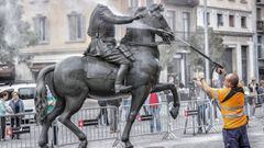 Un operario limpia la estatua ecuestre decapitada de Franco