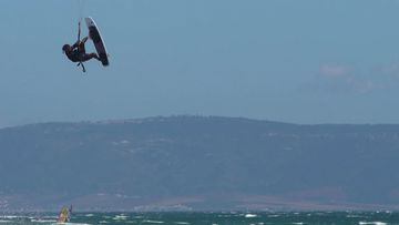 El kitesurfista Airton Cozzolino volando alto con su tabla de kitesurf en Ca&ntilde;os de Meca (Barbate, C&aacute;diz, Andaluc&iacute;a). 