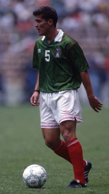 A pesar de que sólo jugó dos Copas del Mundo, está en el Top-10 de jugadores que más se enfundó la camiseta del Tri con 119 participaciones desde 1991 al 2000. 
