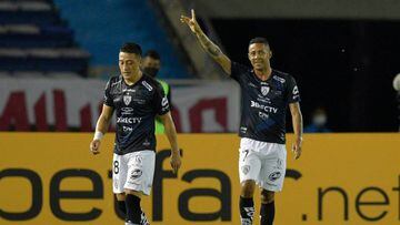 Ecuador&#039;s Independiente del Valle player Gabriel Torres (R) celebrates after scoring against Colombia&#039;s Junior during their closed-door Copa Libertadores group phase football match at the Roberto Melendez Stadium in Barranquilla, Colombia, on Se