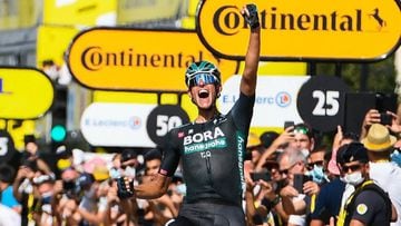 Nils Politt celebra su victoria en el Tour de Francia.