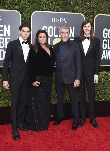 Pierce Brosnan y Keely Shaye Smith con sus hijos, y embajadores de los Globos de Oro 2020, Dylan Brosnan y Paris Brosnan. 