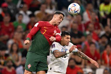 Olivera y Cristiano disputan un balón durante el Portugal-Uruguay del Mundial de Qatar.