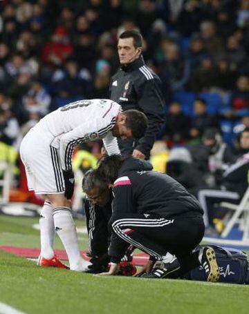 Pocos minutos después de anotar frente al Sevilla, James se retira del campo con molestias en su pie derecho.
