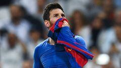 Messi se besa la camiseta.