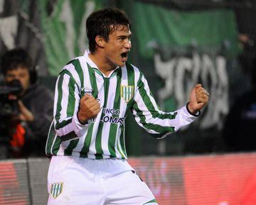 Militó en Pachuca en dos etapas, dejó México en 2016 y actualmente juega para Banfield de Argentina, donde suma 28 partidos y 17 goles. 