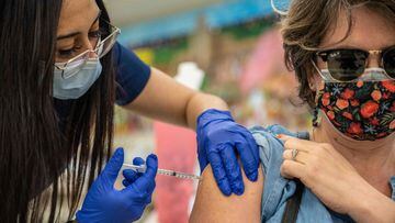 (ARCHIVOS) En esta foto de archivo tomada el 29 de marzo de 2021, Fransella Kriestel recibe su segunda vacuna Moderna COVID-19 en un sitio de vacunaci&oacute;n en San Antonio, Texas. 