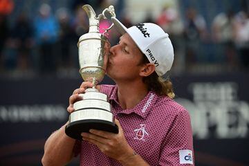 Australia's Cameron Smith kisses the Claret Jug, the trophy for the Champion golfer of the year after winning the 150th British Open Golf Championship on The Old Course at St Andrews in Scotland on July 17, 2022. - Australia's Cameron Smith claimed his first major title on Sunday after a stunning final round of 64 saw him win the 150th British Open at St Andrews by a one-stroke margin. (Photo by Andy Buchanan / AFP) / RESTRICTED TO EDITORIAL USE