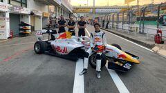 Pepe Martí posa con su Campos Racing en Macao luciendo el logotipo de Red Bull.