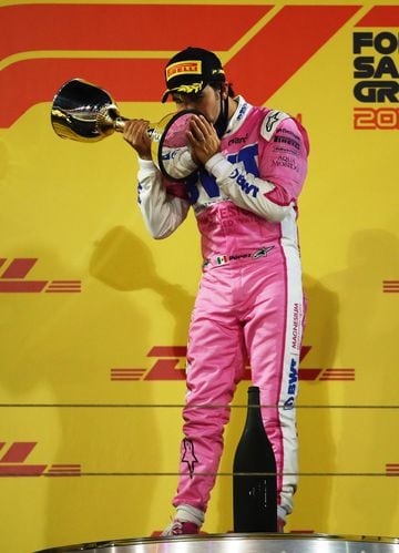 Así luce el prestigioso trofeo, en su cofre Louis Vuitton, que ganó Checo  Pérez