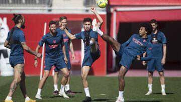 Munir, en el centro, durante un entrenamiento con el Sevilla. 