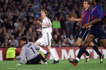Steve McManaman scores against Barcelona in 2002. 