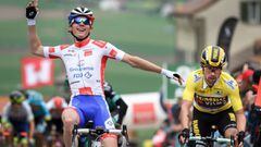 France&#039;s David Gaudu (L) celebrates after winning the 3rd stage, 160 km loop from Romont to Romont during the Tour de Romandie UCI World Tour 2019 cycling race, on May 3, 2019 in Romont. (Photo by Fabrice COFFRINI / AFP)
