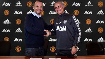 Mourinho saluda el vicepresidente ejecutivo del Manchester United, Ed Woodward, en el acto de renovaci&oacute;n de su contrato con el club.