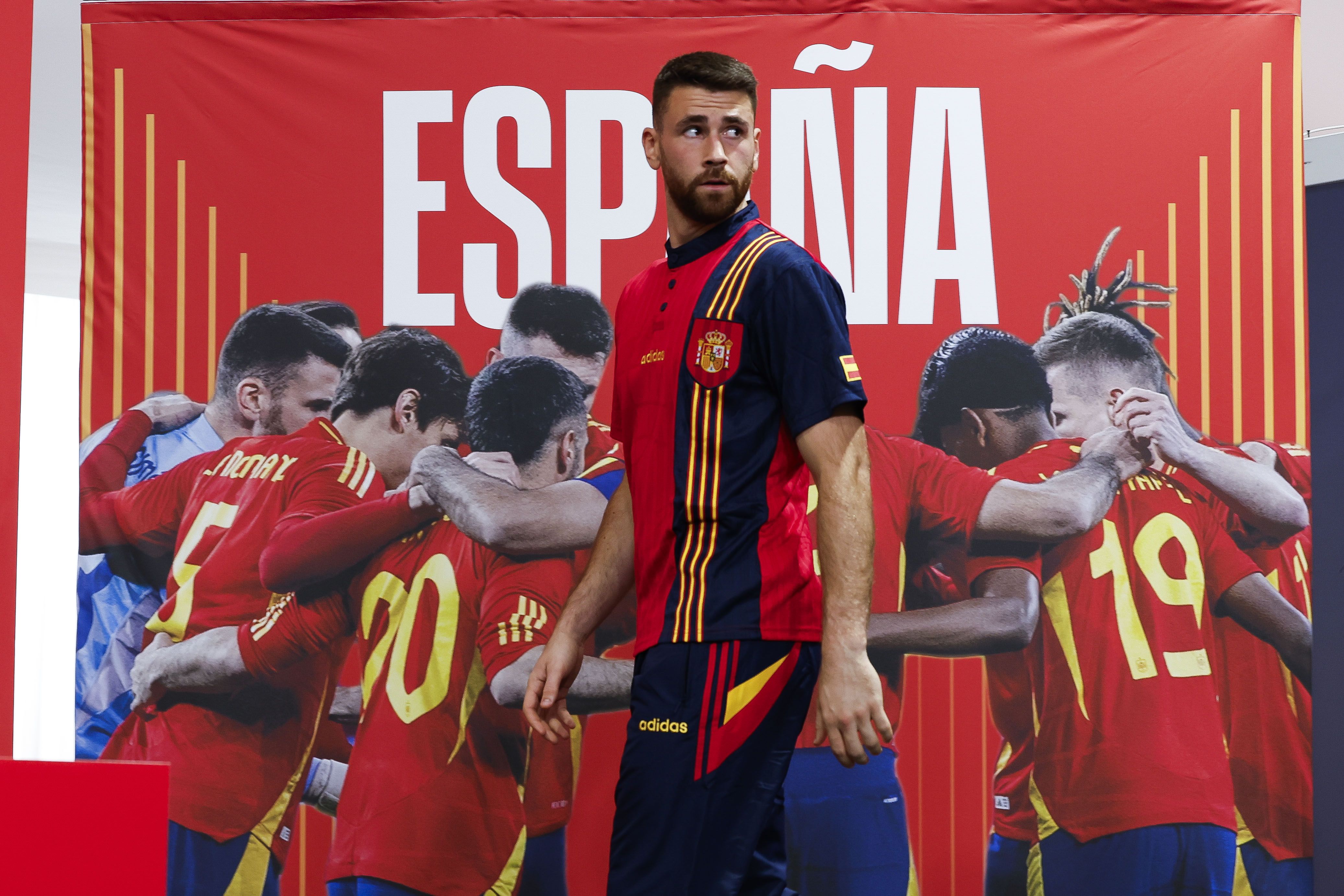 DONAUESCHINGEN, (ALEMANIA) 17/06/2024.- El portero de la selección española de fútbol, Unai Simón, da una rueda de prensa en el cuartel general del equipo en la localidad alemana de Donaueschingen este lunes, mientras el combinado se prepara para su segundo compromiso en el torneo, el próximo jueves en Gelsenkirchen  contra ltalia. EFE/ J.J. Guillén
