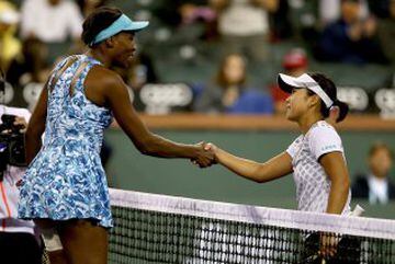 La tenista norteamericana Venus Williams le saca una cabeza a la japonesa Karumi Nara. Sin embargo, la nipona se impuso claramente a Venus por 6-4 y 6-3. En la imagen ambas tenistas se saludan tras el partido que disputaron en Indian Wells. 