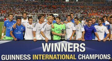 Casillas sostiene la International Champions Cup en 2013.