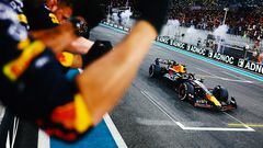 Alegría de la escudería Red Bull Racing tras la victoria de Verstappen en el Gran Premio de Abu Dhabi.