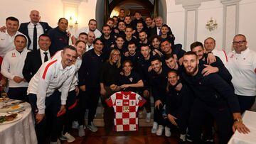 Luka Modric posó con el resto de sus compañeros y staff técnico de la selección croata.