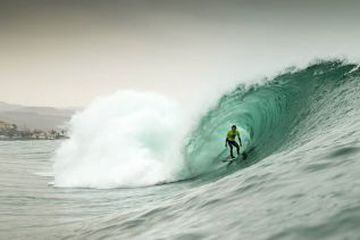 El Mundial de Surf Maui and Sons Arica Pro Tour 2015 , organizado por la Federación internacional de Surf, reune a 60 de los mejores raiders de todo el mundo. Ellos esperan domar la peligrosa ola “El Gringo” que rompe sobre las rocas, lo que la convierte en la competencia mas peligrosa en el circuito mundial.