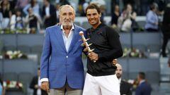 Rafa Nadal posa junto a Ion Tiriac con el trofeo de ganador del cuadro masculino del Mutua Madrid Open. El magnate rumano ha decidido no entregar el galard&oacute;n en el cuadro femenino en pr&oacute;ximas ediciones.