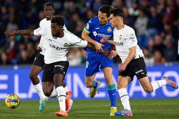 GETAFE, SPAIN - FEBRUARY 20: Enes Unal of Getafe CF battle for the ball with Yunus Musah of Valencia CF during the LaLiga Santander match between Getafe CF and Valencia CF at Coliseum Alfonso Perez on February 20, 2023 in Getafe, Spain. (Photo by Diego Souto/Quality Sport Images/Getty Images)