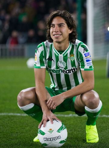 El joven delantero mexicano se fue del América al Real Betis.