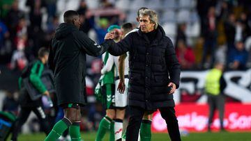 MADRID, SPAIN - JANUARY 08: Manuel Pellegrini head coach and Luiz Enrique of Real Betis salutes after the game during the LaLiga Santander match between Rayo Vallecano and Real Betis at Campo de Futbol de Vallecas on January 08, 2023 in Madrid, Spain. (Photo by Diego Souto/Quality Sport Images/Getty Images)