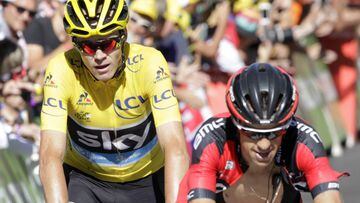 Richie Porte y Chris Froome llegan a la meta en alto de Finahut-Emosson en la 17&ordf; etapa del Tour de Francia 2017.