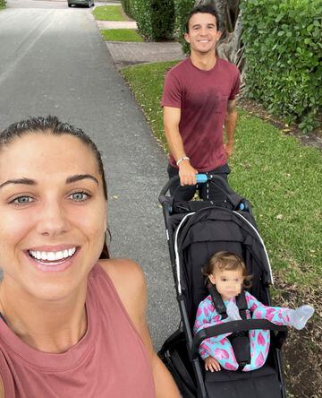 La futbolista estadounidense subió una foto dando un paseo con su marido, Servando Carrasco, y su hija.