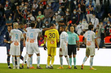 El resultado final fue de 1-0 a favor del Marsella, pero en tiempo agregado se dieron cinco expulsiones, dos por bando.