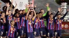 Los jugadores del Barcelona alzan la Supercopa.