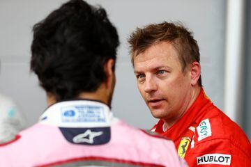 Kimi Raikkonen y Sergio 'Checo' Pérez dialogan al final de la carrera.
