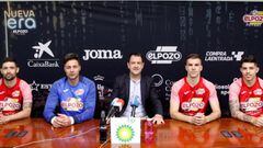Imagen de los jugadores y la directiva de ElPozo Murcia durante una rueda de prensa.