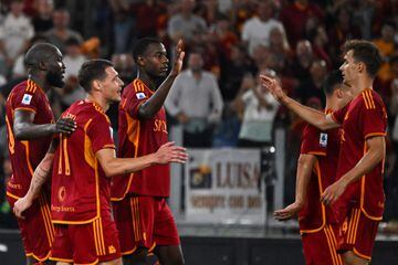 Roma's Belgian forward #90 Romelu Lukaku (L) celebrates with teammates after scoring his team's sixth goal during the Italian Serie A football match between AS Roma and Empoli at the Olympic stadium in Rome on September 17, 2023. (Photo by Andreas SOLARO / AFP)