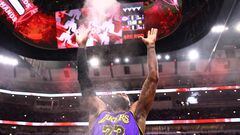 CHICAGO, ILLINOIS - DECEMBER 20: LeBron James #23 of the Los Angeles Lakers throws chalk prior to the game against the Chicago Bulls at the United Center on December 20, 2023 in Chicago, Illinois. NOTE TO USER: User expressly acknowledges and agrees that, by downloading and or using this photograph, User is consenting to the terms and conditions of the Getty Images License Agreement.   Michael Reaves/Getty Images/AFP (Photo by Michael Reaves / GETTY IMAGES NORTH AMERICA / Getty Images via AFP)