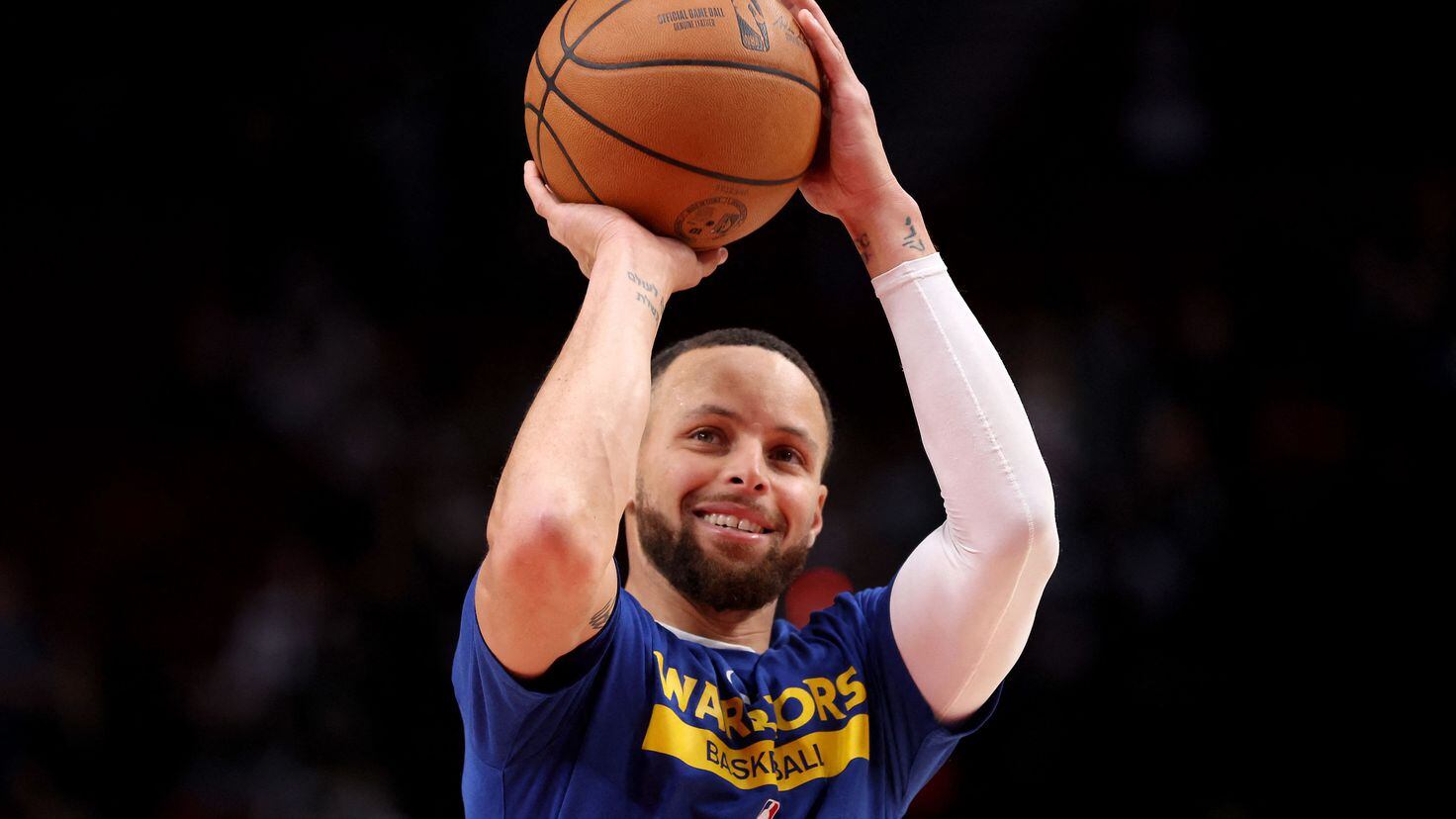 What is Steph Curry's record of мade threes in a single gaмe? And in a playoff gaмe? - AS USA