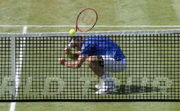 El tenista alemán Philipp Kohlschereiber parece querer esconderse de la pelota detrás de la red durante el partido de cuartos ante el checo Stepanek, en la Mercedes Cup de Sttutgart