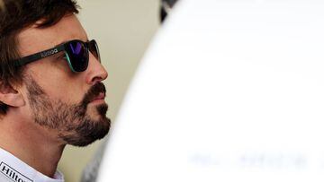 Fernando Alonso en el box de McLaren en Hungr&iacute;a.