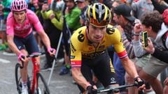 Los ciclistas Primoz Roglic y Geraint Thomas ruedan juntos en la decimonovena etapa del Giro de Italia con final en Tre Cime di Lavaredo.